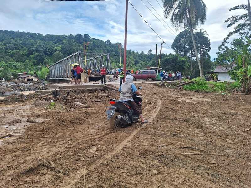 jalan-batu-busuk-kembali-terbuka,-semen-padang-peduli-kerahkan-alat-berat-sejak-pagi