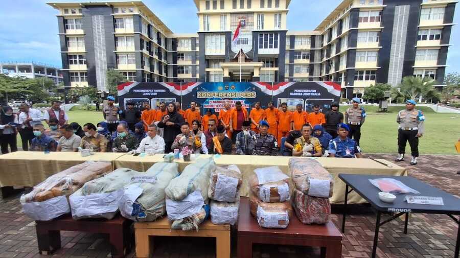 polda-sumbar-musnahkan-121-kg-lebih-ganja