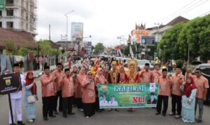 kafilah-kota-pariaman-ikuti-pawai-taaruf-menjelang-pembukaan-mtq