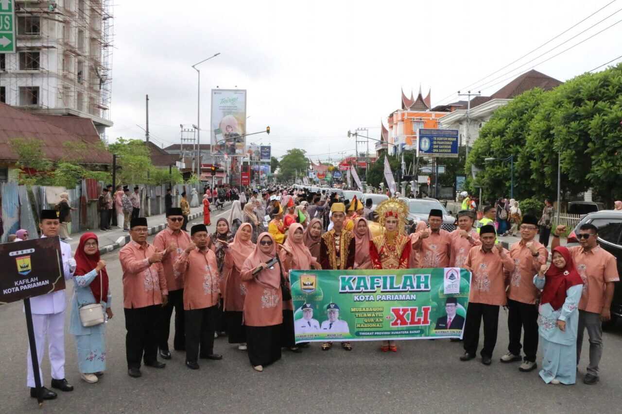 kafilah-kota-pariaman-ikuti-pawai-taaruf-menjelang-pembukaan-mtq