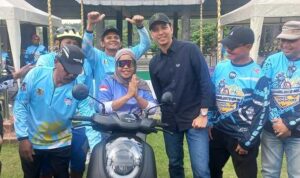 pesepeda-payakumbuh-dapat-honda-scoopy-dari-walikota-sawahlunto