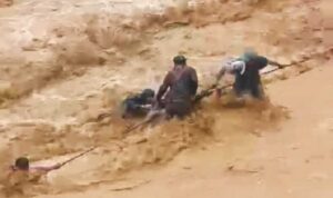 hujan-di-padang,-12-warga-di-batu-busuk-dievakuasi hujan-di-padang,-12-warga-di-batu-busuk-dievakuasi