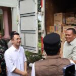 raffi-ahmad-serahkan-bantuan-untuk-warga-kota-pariaman