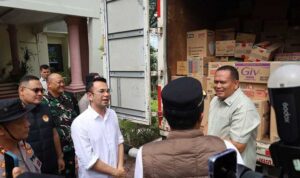 raffi-ahmad-serahkan-bantuan-untuk-warga-kota-pariaman