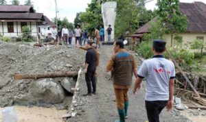 deputi-kemenko-bidang-infrastruktur-tinjau-kerusakan-infrastruktur-di-agam