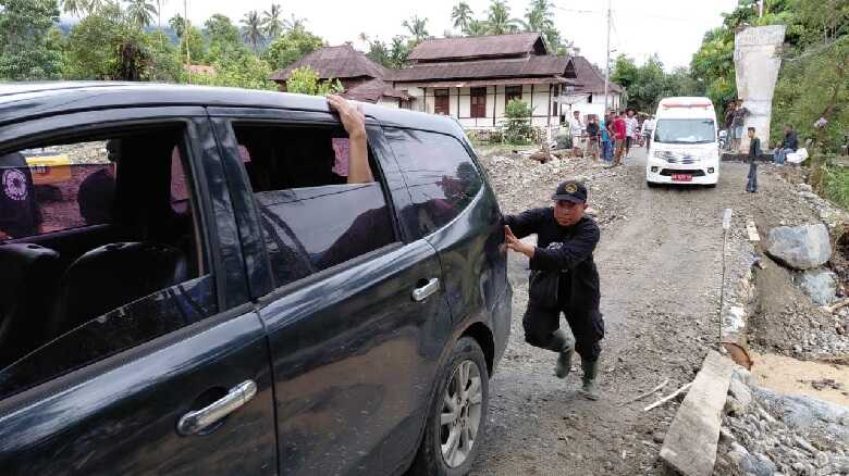 jembatan-darurat-jorong-bancah-–-nagari-sungai-batang-sudah-dapat-dilalui-kendaraan