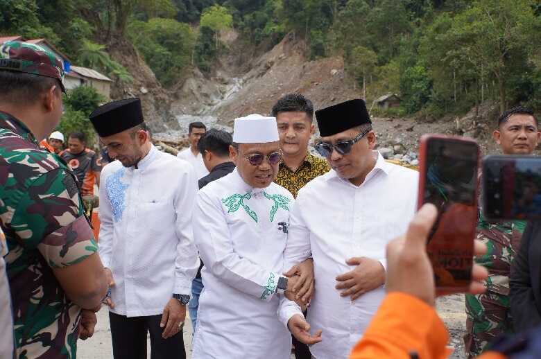 ustaz-das’ad-latif-pimpin-doa-bersama-di-lokasi-bencana