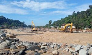 akses-jalan-di-batu-busuk-sudah-bisa-dilewati-kendaraan-roda-dua