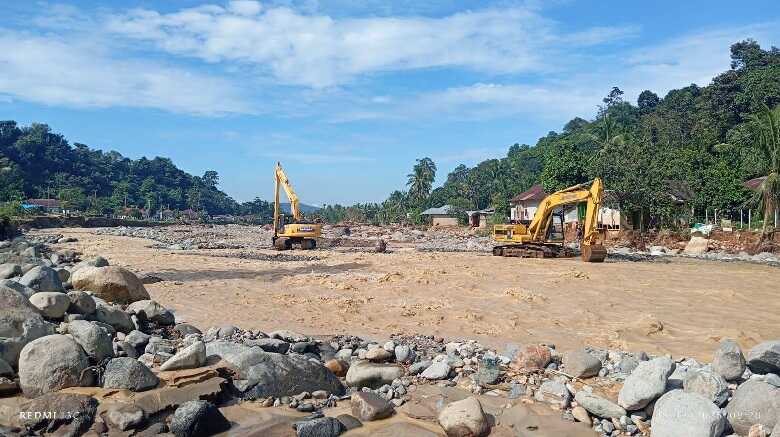 akses-jalan-di-batu-busuk-sudah-bisa-dilewati-kendaraan-roda-dua