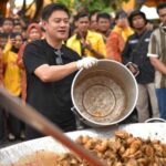 bantu-korban-bencana,-bobon-santoso-masak-besar-selama-tiga-hari-di-padang