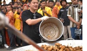 bantu-korban-bencana,-bobon-santoso-masak-besar-selama-tiga-hari-di-padang