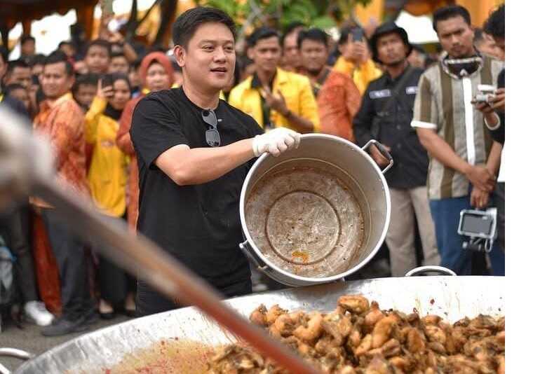 bantu-korban-bencana,-bobon-santoso-masak-besar-selama-tiga-hari-di-padang