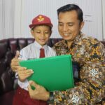 gerakan-ayah-mengambil-rapor-anak-di-sekolah,-dorong-keterlibatan-keluarga-dalam-pendidikan