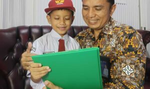 gerakan-ayah-mengambil-rapor-anak-di-sekolah,-dorong-keterlibatan-keluarga-dalam-pendidikan