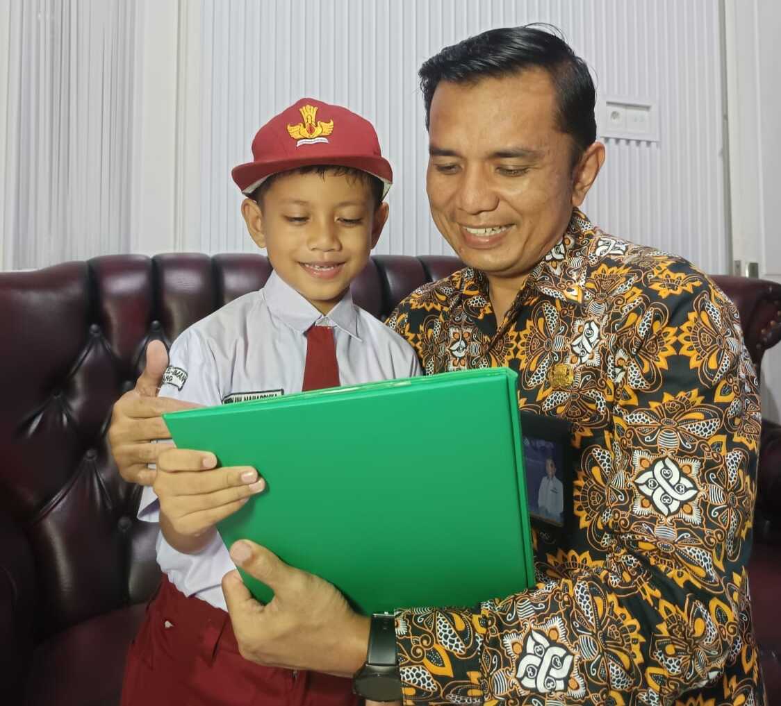 gerakan-ayah-mengambil-rapor-anak-di-sekolah,-dorong-keterlibatan-keluarga-dalam-pendidikan