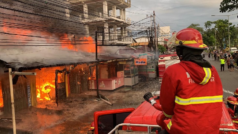 kebakaran-hebat-ludeskan-deretan-toko-di-padang-utara,-kerugian-capai-rp1-miliar