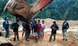 polres-sijunjung-sikat-penambang-ilegal-tujuh-tersangka-dan-dua-alat-berat-diamankan