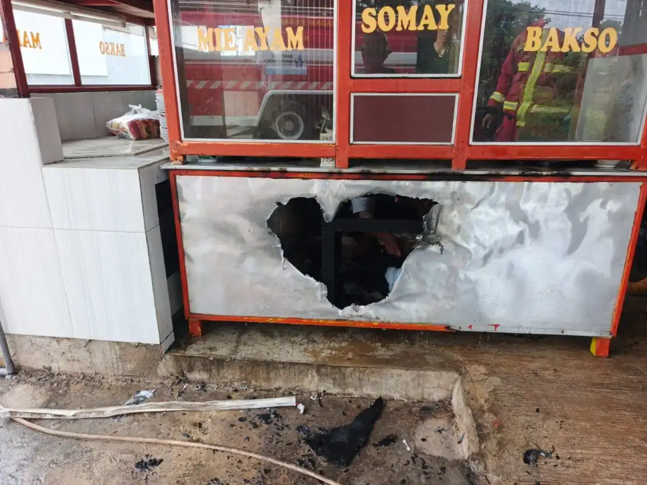 gerobak-bakso-ludes-terbakar-di-padang-api-nyaris-sambar-rumah-warga