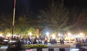 libur-lebaran-warga-padati-kawasan-tugu-iora-di-pantai-padang-pada-malam-hari