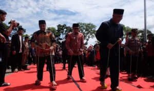 Gubernur dan Warga Meriahkan Alek Anak Nagari di Bukittinggi
