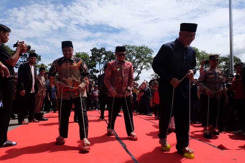 Gubernur dan Warga Meriahkan Alek Anak Nagari di Bukittinggi