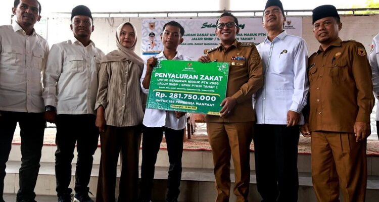 Baznas Tanah Datar Salurkan Bantuan Zakat Pendidikan Tepat Sasaran