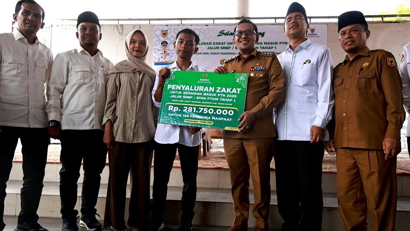 Baznas Tanah Datar Salurkan Bantuan Zakat Pendidikan Tepat Sasaran
