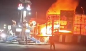 Damkar dan Polisi Padamkan Kebakaran Tiga Ruko di Pasaman Barat Damkar dan Polisi Padamkan Kebakaran Tiga Ruko di Pasaman Barat