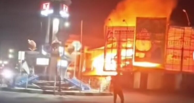 Damkar dan Polisi Padamkan Kebakaran Tiga Ruko di Pasaman Barat