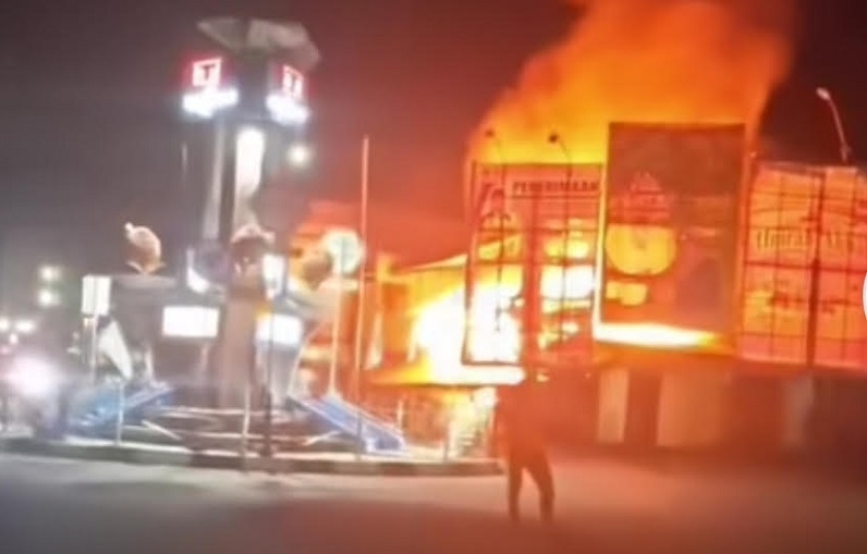 Damkar dan Polisi Padamkan Kebakaran Tiga Ruko di Pasaman Barat