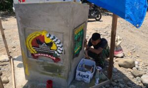 Satgas TMMD Bersama Warga Selesaikan Tugu di Sungai Geringging Satgas TMMD Bersama Warga Selesaikan Tugu di Sungai Geringging