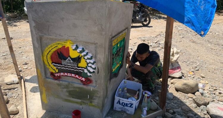 Satgas TMMD Bersama Warga Selesaikan Tugu di Sungai Geringging
