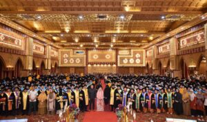 UPI YPTK Kukuhkan 1.408 Wisudawan, Tegaskan Dampak Kampus
