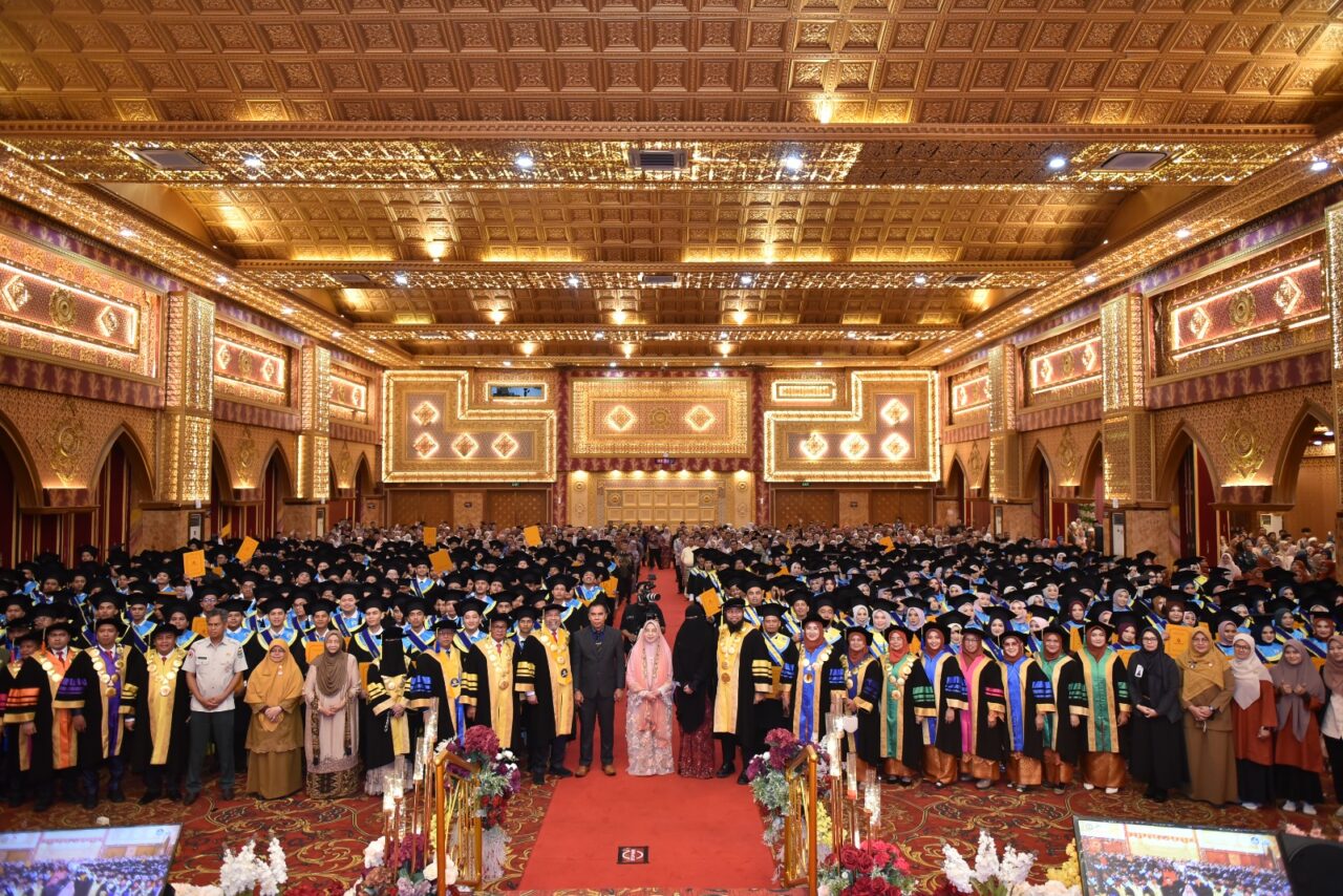 UPI YPTK Kukuhkan 1.408 Wisudawan, Tegaskan Dampak Kampus