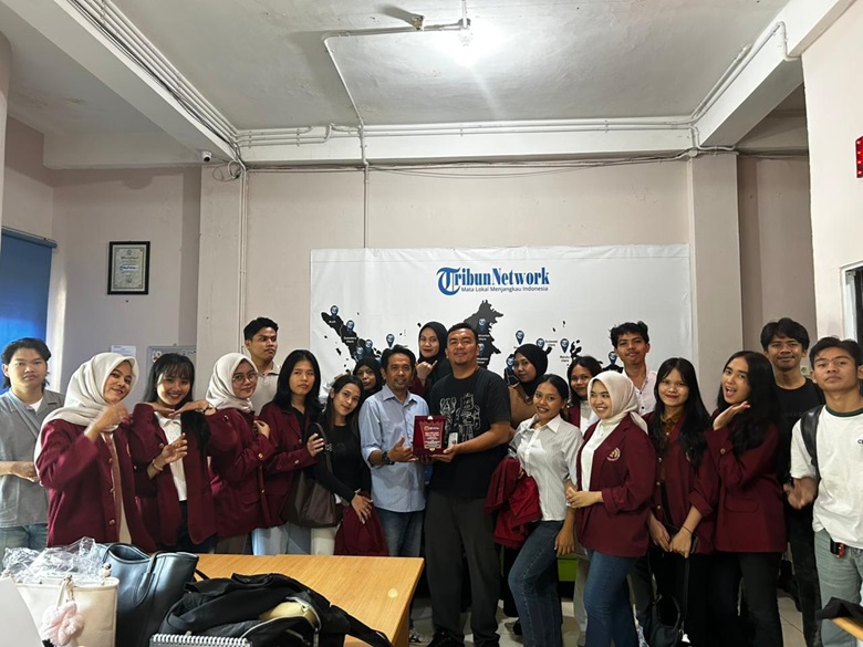 Mahasiswa Unes Jelajahi Tribun Padang, Dalami Jurnalistik Multiplatform