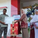 Panitia Serahkan Hadiah dan Trofi kepada Pemenang Lomba Bertutur