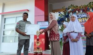 Panitia Serahkan Hadiah dan Trofi kepada Pemenang Lomba Bertutur