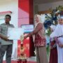 Panitia Serahkan Hadiah dan Trofi kepada Pemenang Lomba Bertutur