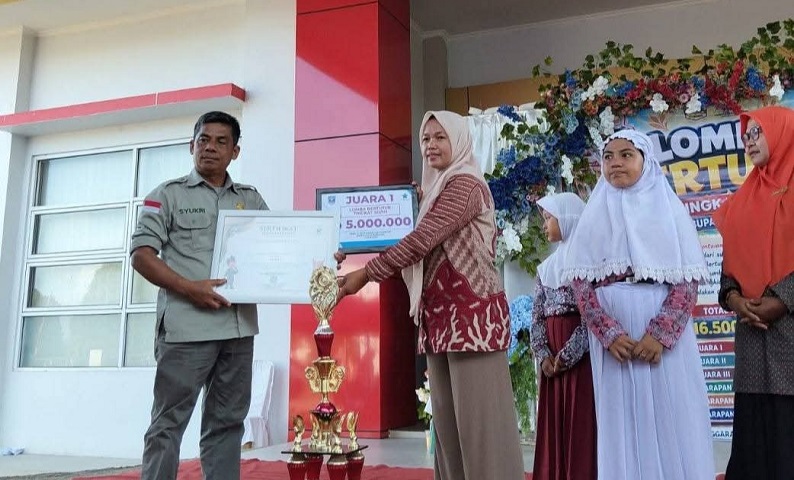 Panitia Serahkan Hadiah dan Trofi kepada Pemenang Lomba Bertutur