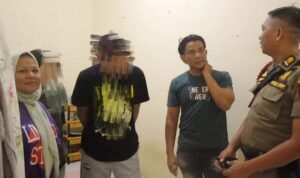Satpol PP Padang Tertibkan Sepasang Muda-mudi di Kamar Kos Satpol PP Padang Tertibkan Sepasang Muda-mudi di Kamar Kos