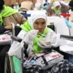 Petugas Kloter 07 Embarkasi Padang Kawal Jemaah Lansia Beribadah di Makkah