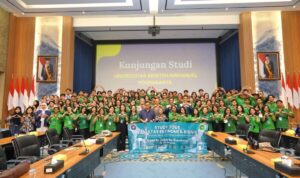 Asisten Deputi Bidang Pengembangan Usaha BUMN Bidang Industri Manufaktur, Agro, Farmasi, dan Kesehatan Kemenko Perekonomian Moch. Edy Yusuf pada Kunjungan Studi Mahasiswa Fakultas Ekonomi dan Bisnis, Universitas Kristen Immanuel Yogyakarta di Jakarta, Selasa (19/05). Asisten Deputi Bidang Pengembangan Usaha BUMN Bidang Industri Manufaktur, Agro, Farmasi, dan Kesehatan Kemenko Perekonomian Moch. Edy Yusuf pada Kunjungan Studi Mahasiswa Fakultas Ekonomi dan Bisnis, Universitas Kristen Immanuel Yogyakarta di Jakarta, Selasa (19/05).