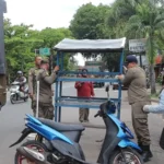 Satpol PP Padang Bongkar Paksa Lapak PKL yang Kembali Kuasai Trotoar
