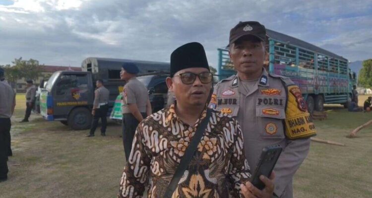 Kapolda Sumbar Salurkan Sapi Kurban, Warga Huntara Bersyukur