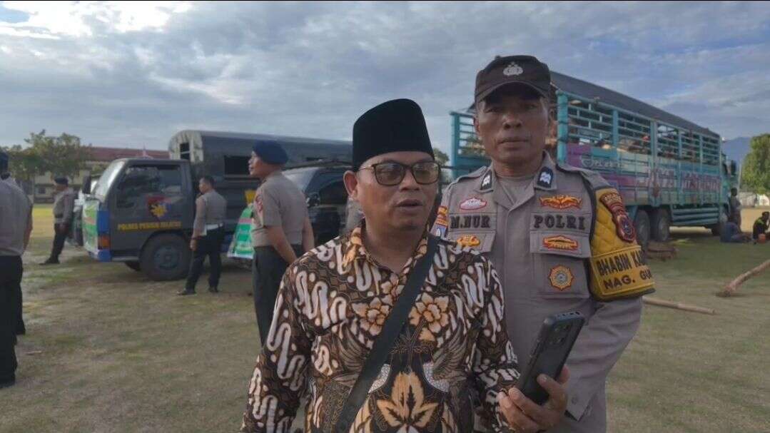 Kapolda Sumbar Salurkan Sapi Kurban, Warga Huntara Bersyukur