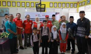 PMI Salurkan 500 School Kit, Bangkitkan Semangat Belajar Siswa Tanah Datar