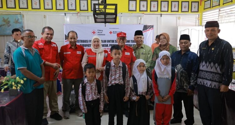 PMI Salurkan 500 School Kit, Bangkitkan Semangat Belajar Siswa Tanah Datar