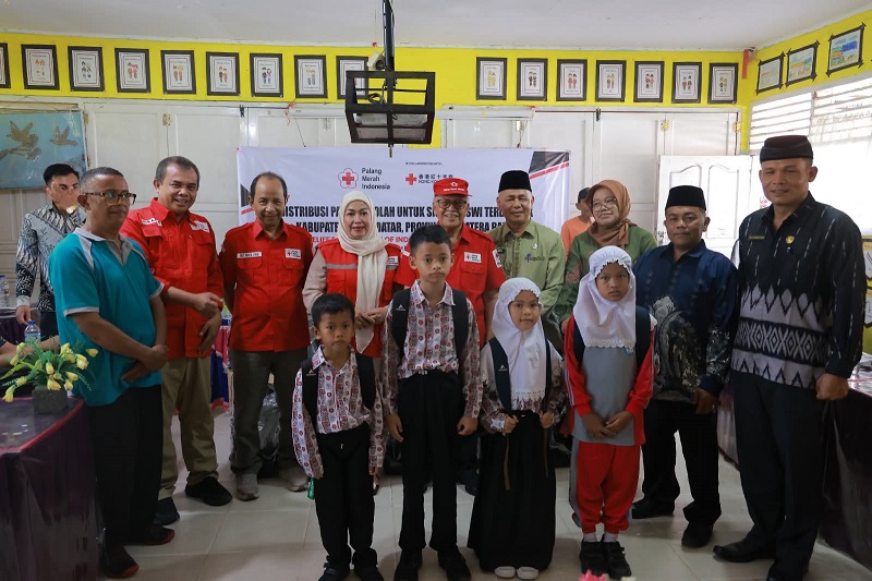 PMI Salurkan 500 School Kit, Bangkitkan Semangat Belajar Siswa Tanah Datar
