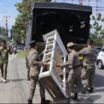 Satpol PP Padang Tertibkan PKL di Fasum Koto Tangah