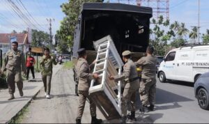 Satpol PP Padang Tertibkan PKL di Fasum Koto Tangah
